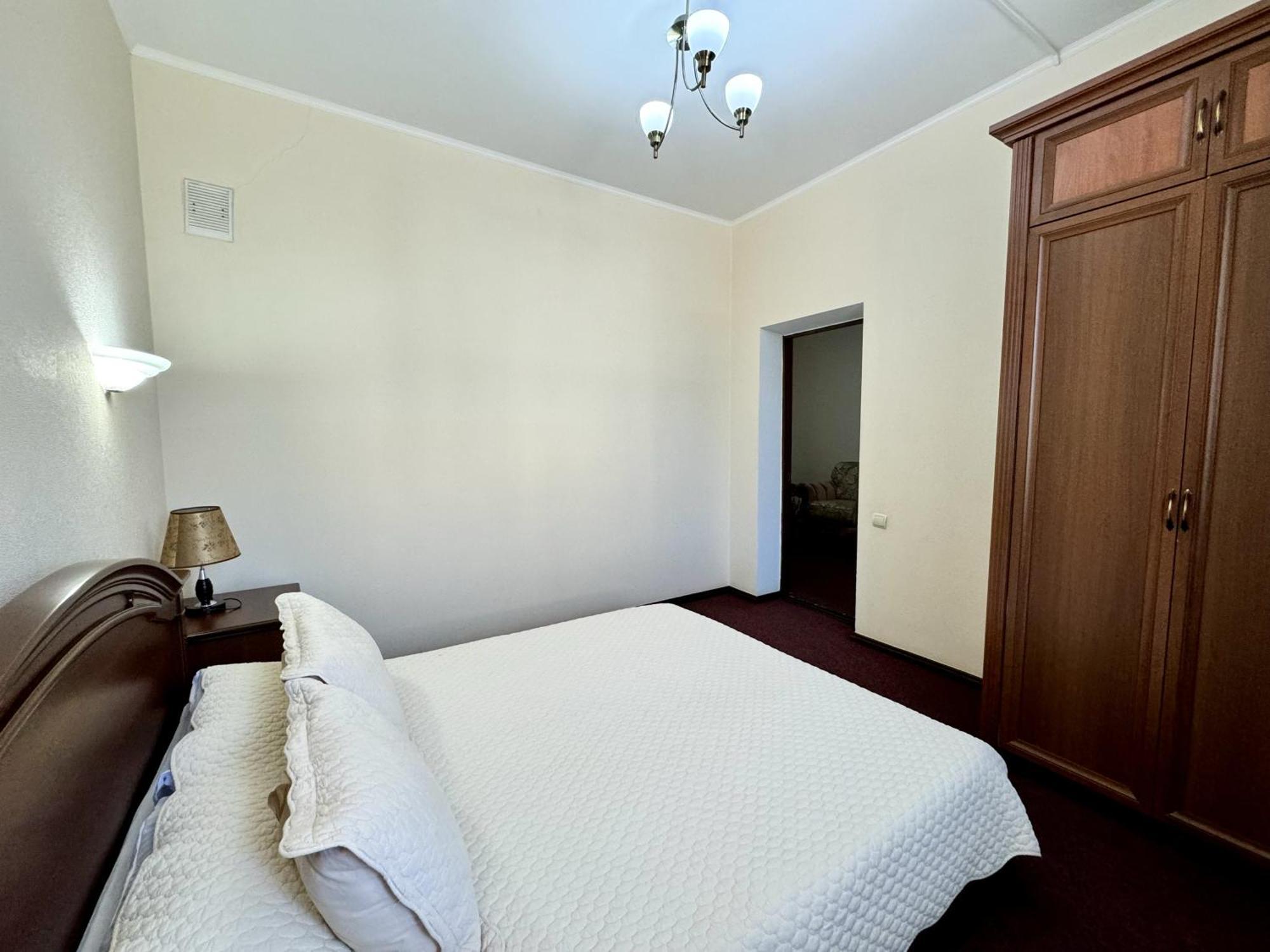 Hotel Zhambyl タラズ エクステリア 写真