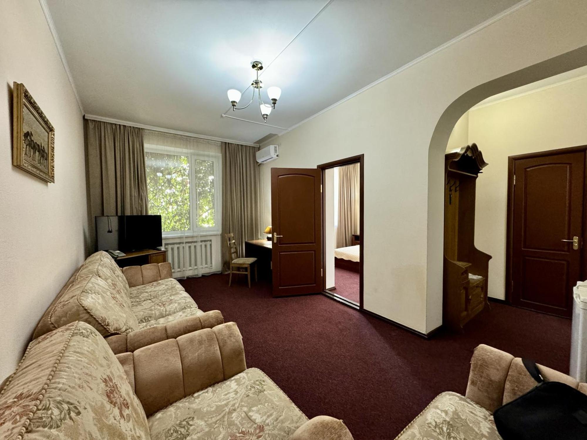 Hotel Zhambyl タラズ エクステリア 写真