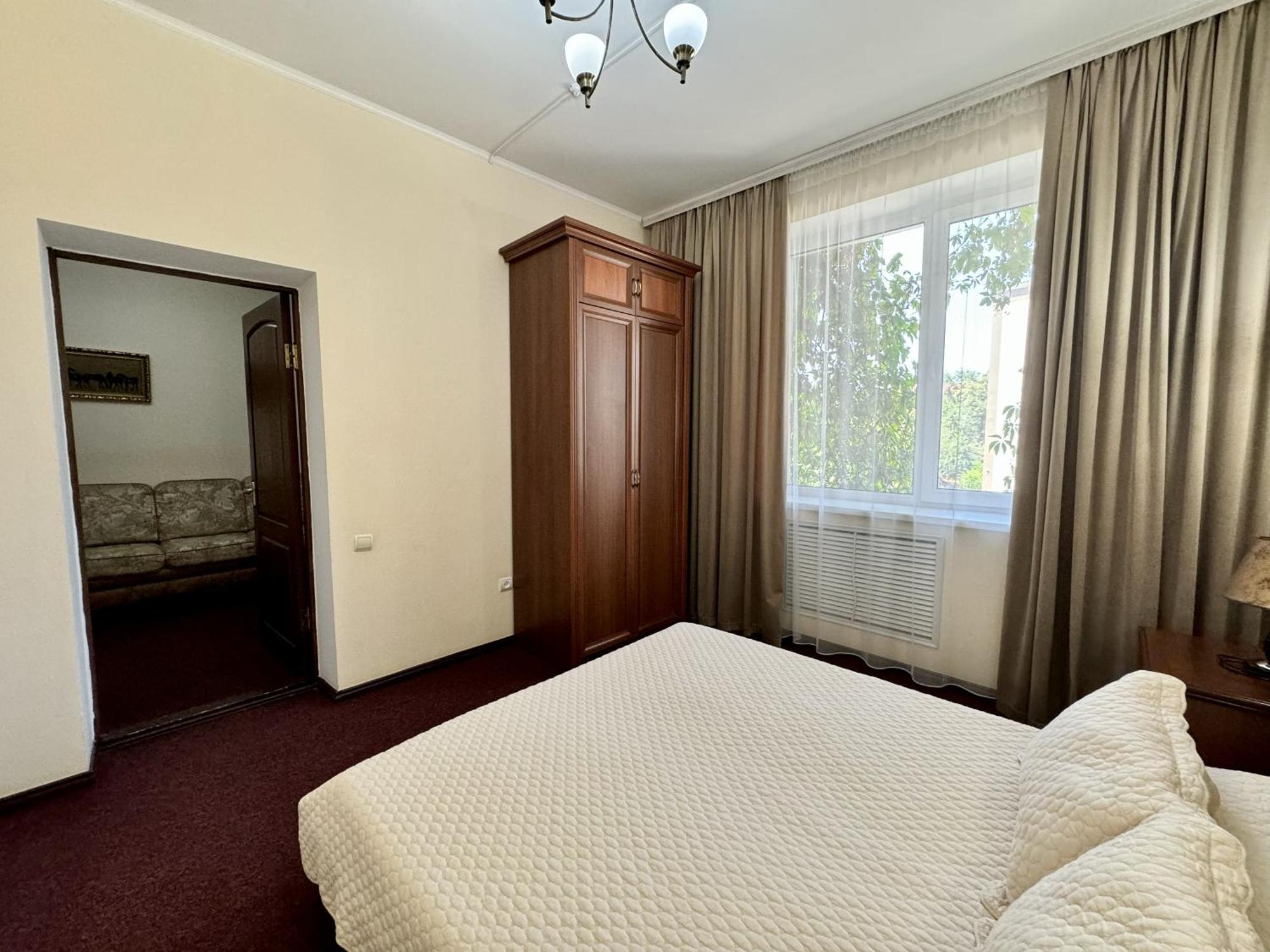 Hotel Zhambyl タラズ エクステリア 写真