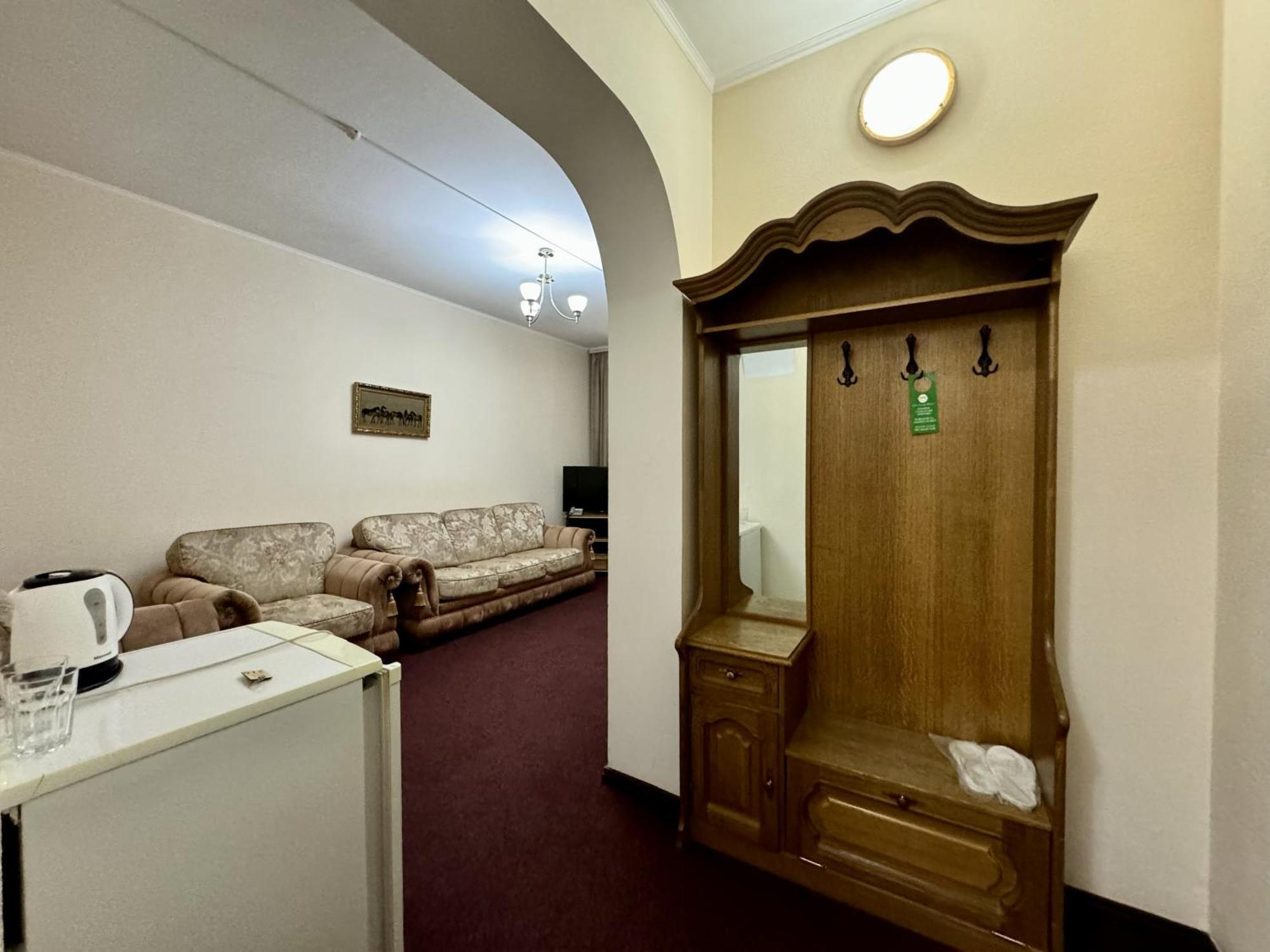 Hotel Zhambyl タラズ エクステリア 写真