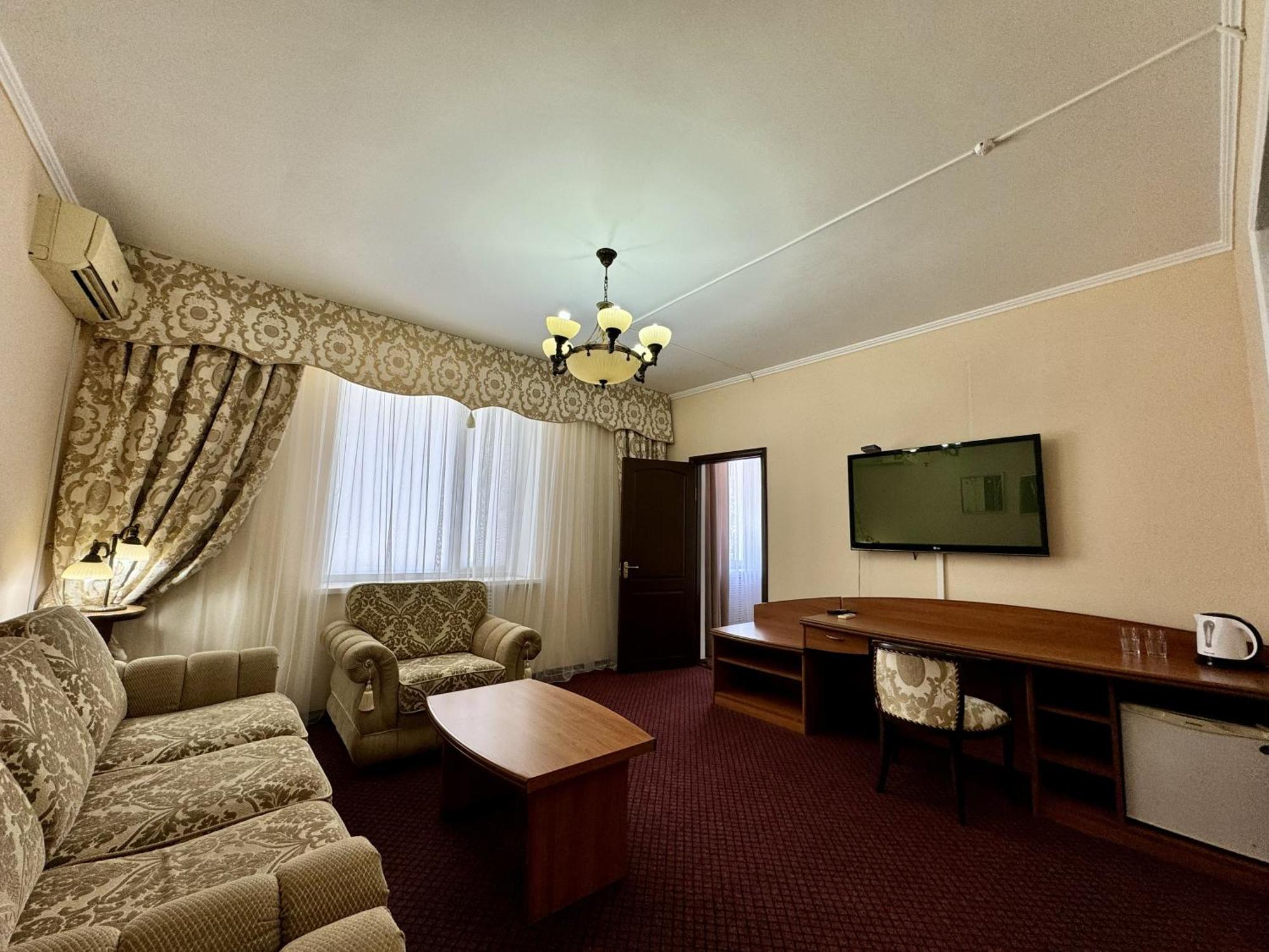 Hotel Zhambyl タラズ エクステリア 写真