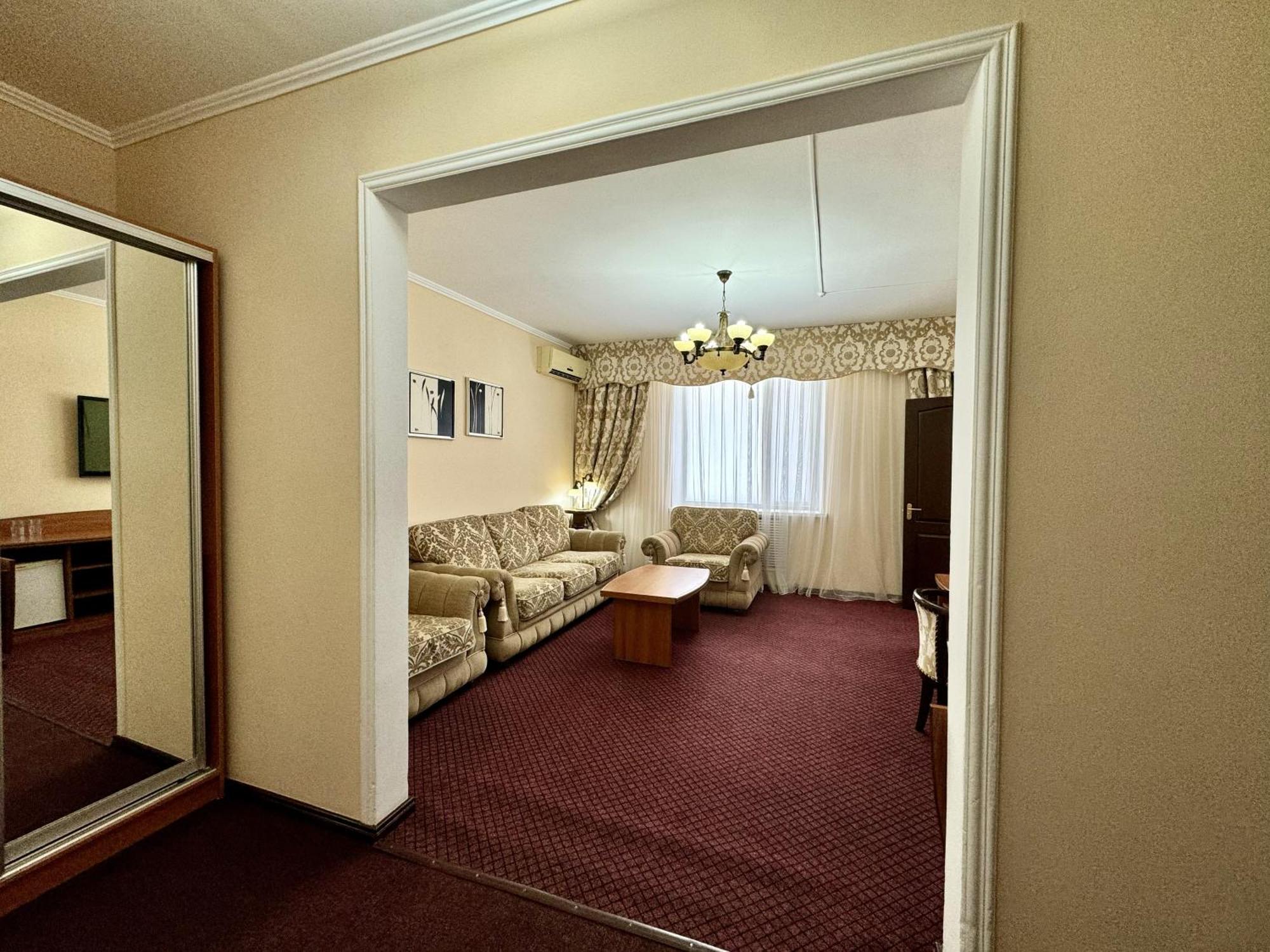 Hotel Zhambyl タラズ エクステリア 写真