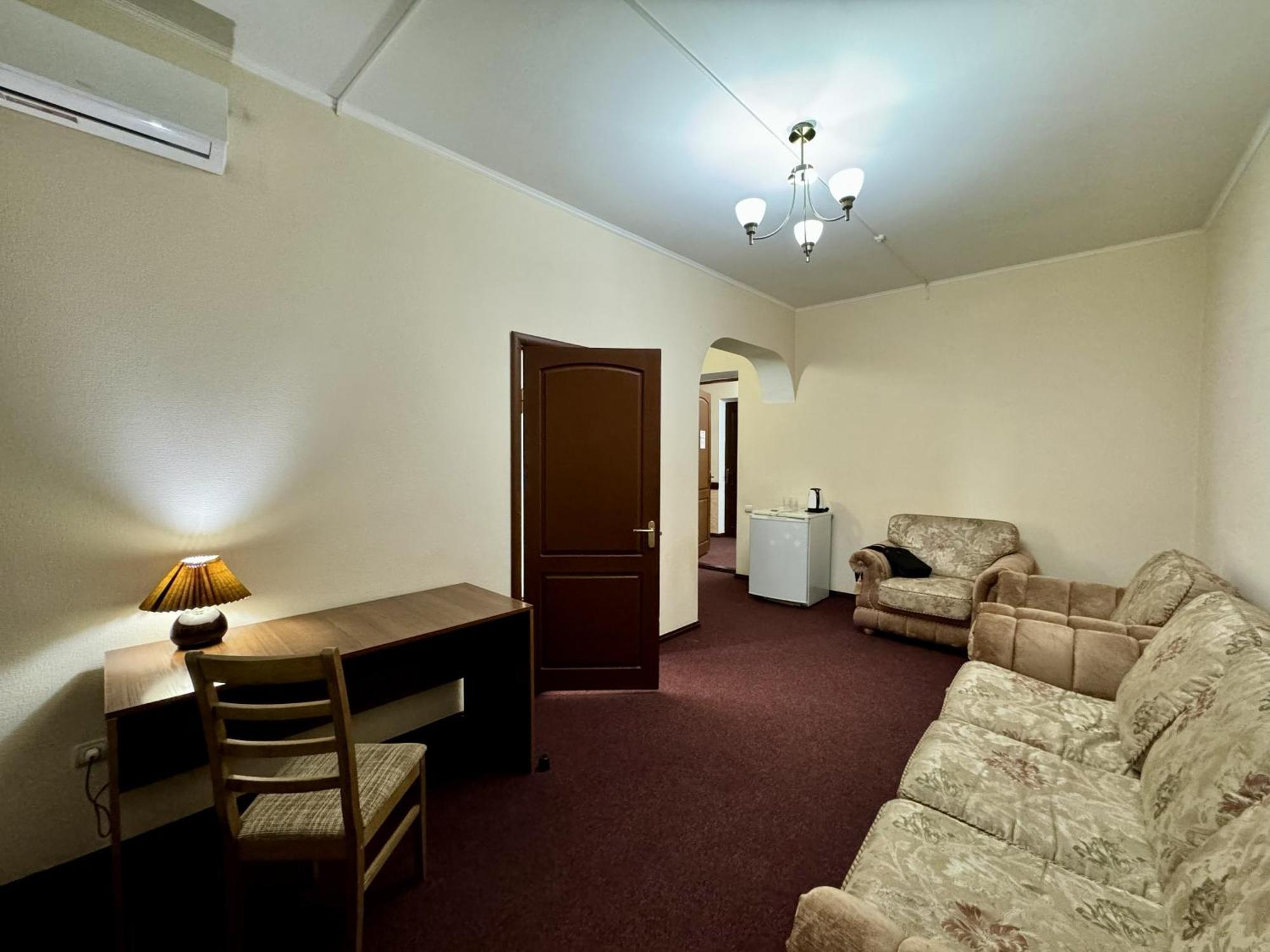 Hotel Zhambyl タラズ エクステリア 写真