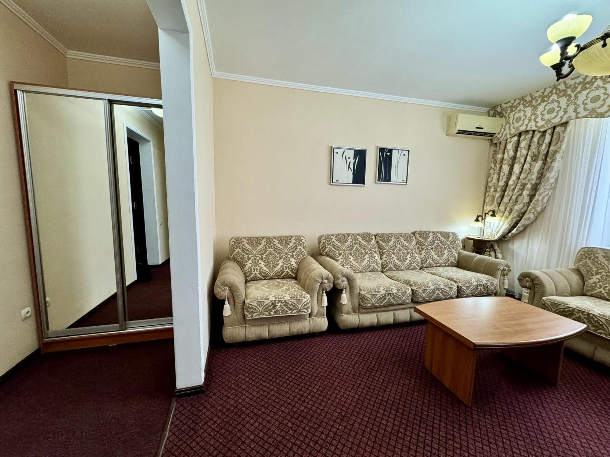 Hotel Zhambyl タラズ エクステリア 写真
