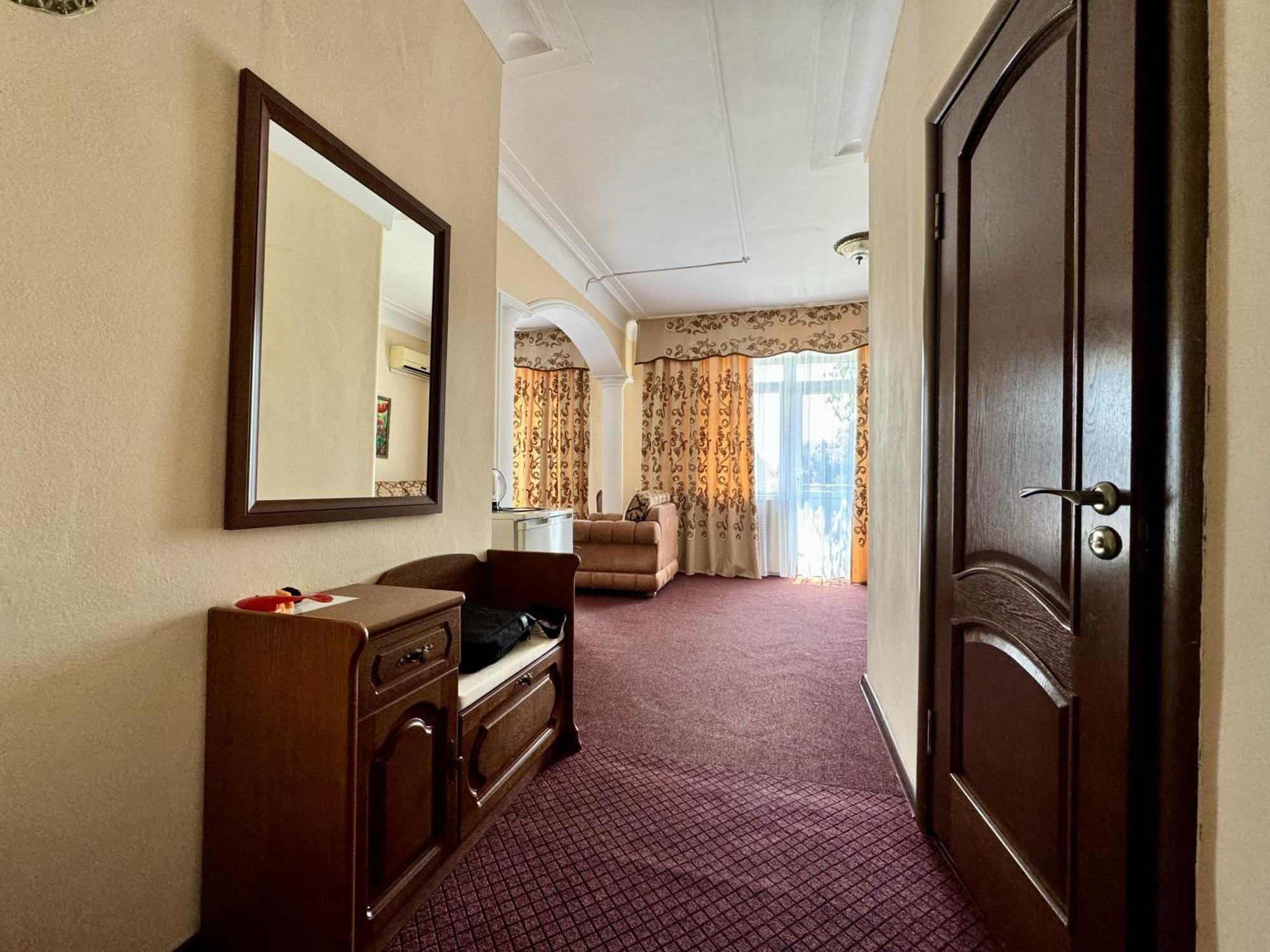 Hotel Zhambyl タラズ エクステリア 写真