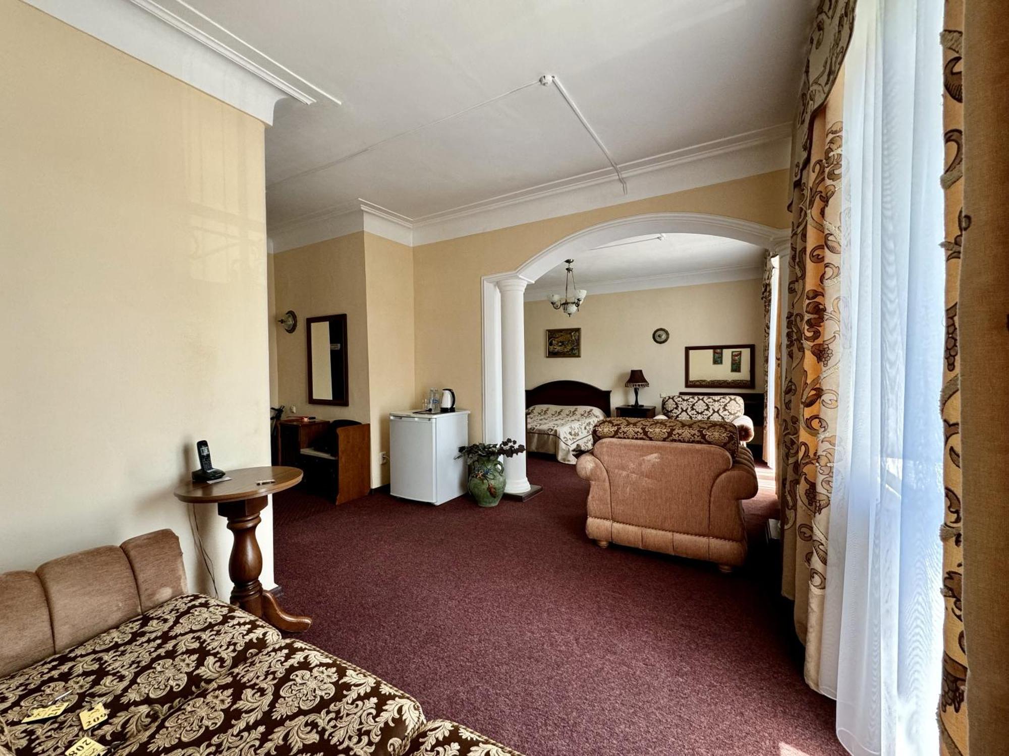 Hotel Zhambyl タラズ エクステリア 写真