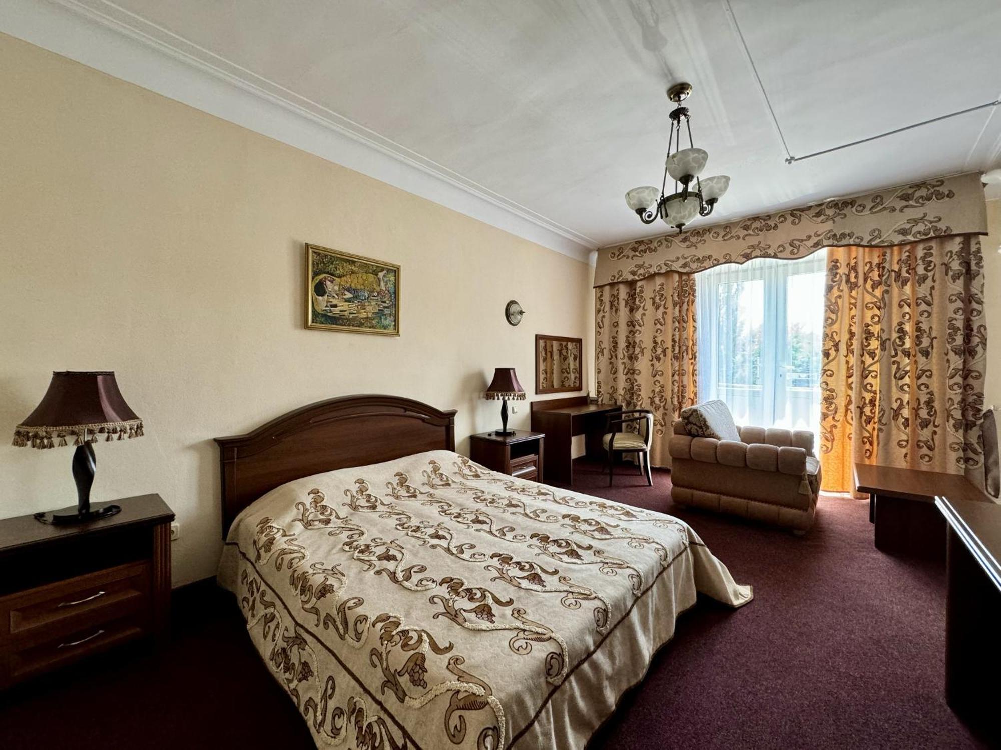 Hotel Zhambyl タラズ エクステリア 写真