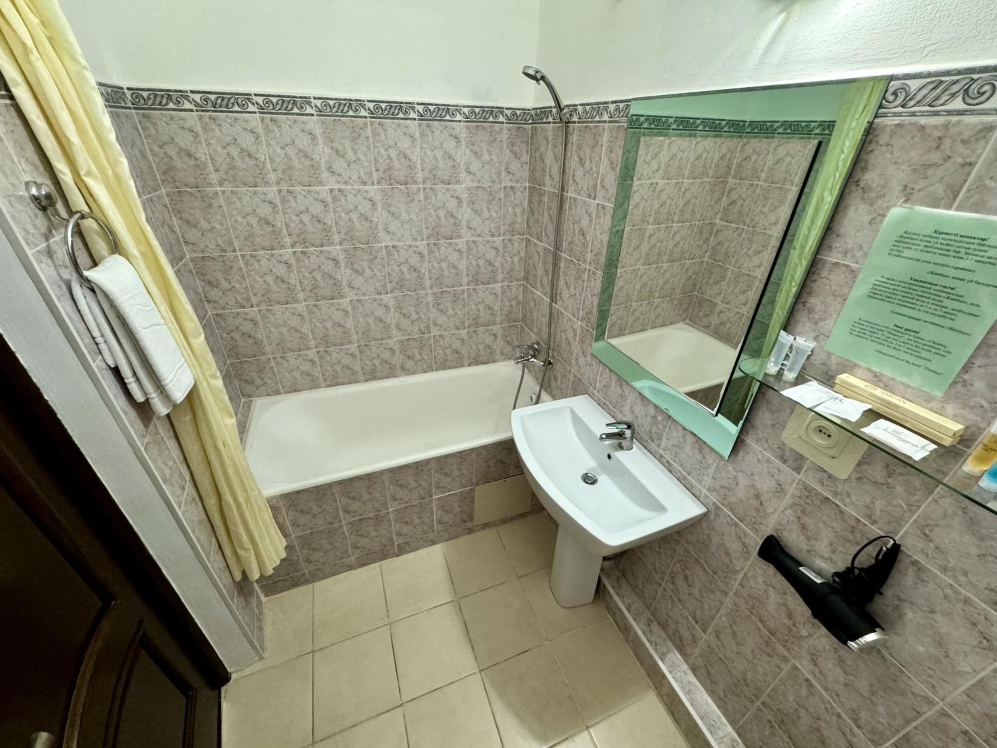 Hotel Zhambyl タラズ エクステリア 写真