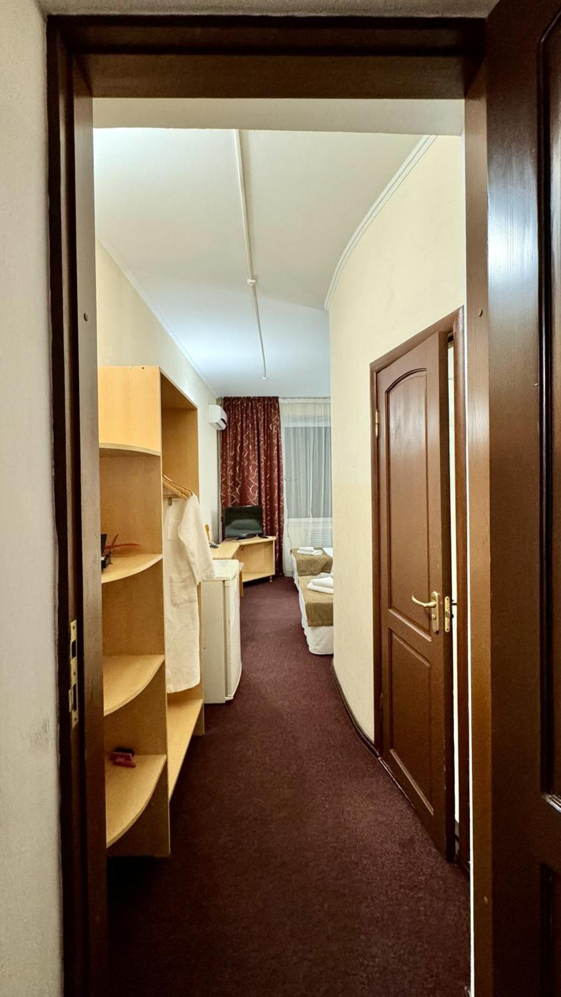 Hotel Zhambyl タラズ エクステリア 写真