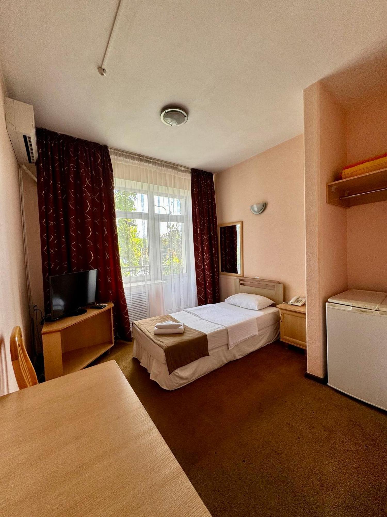 Hotel Zhambyl タラズ エクステリア 写真