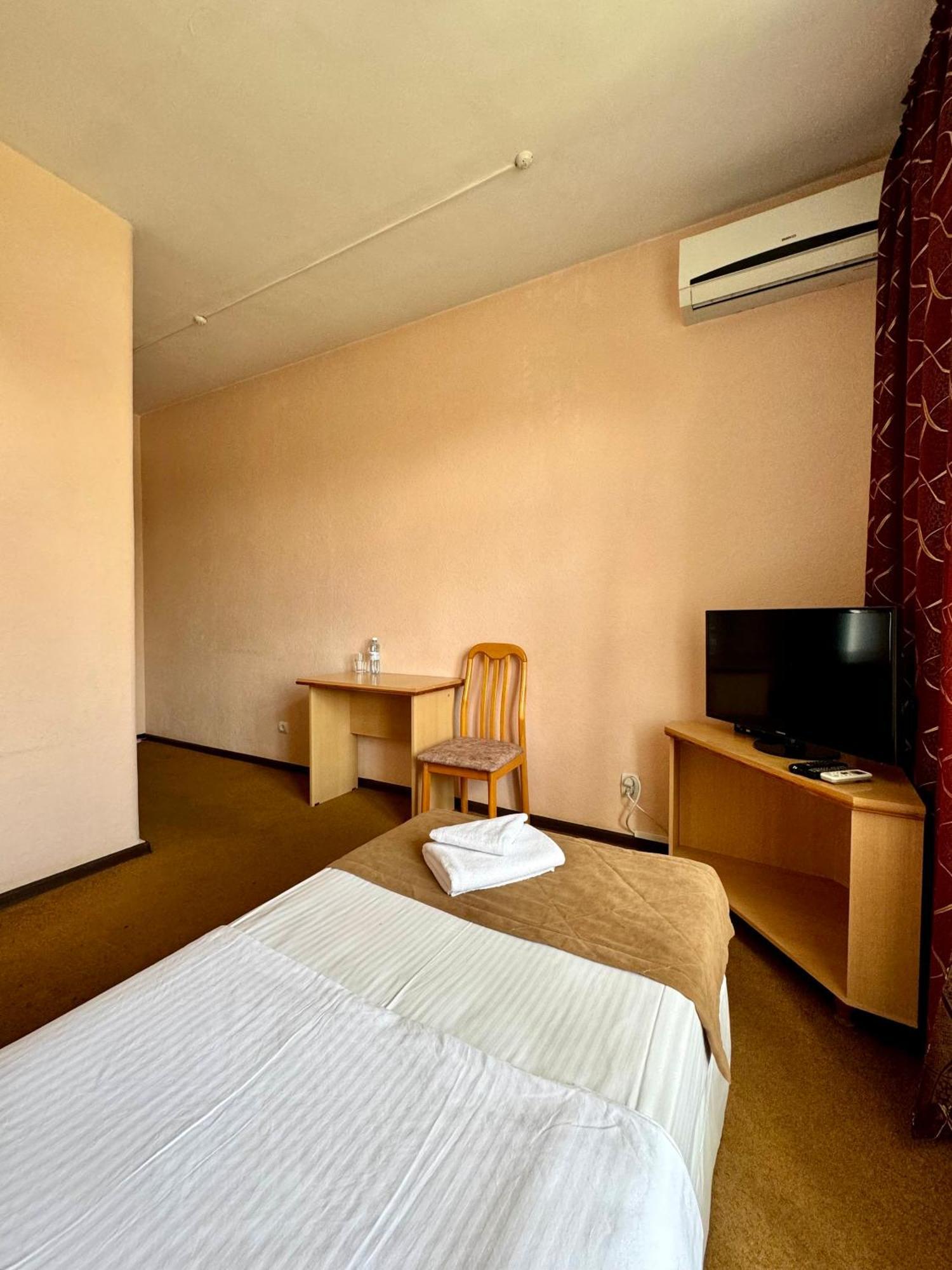 Hotel Zhambyl タラズ エクステリア 写真