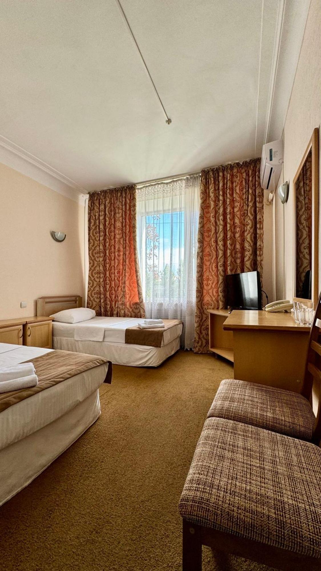 Hotel Zhambyl タラズ エクステリア 写真