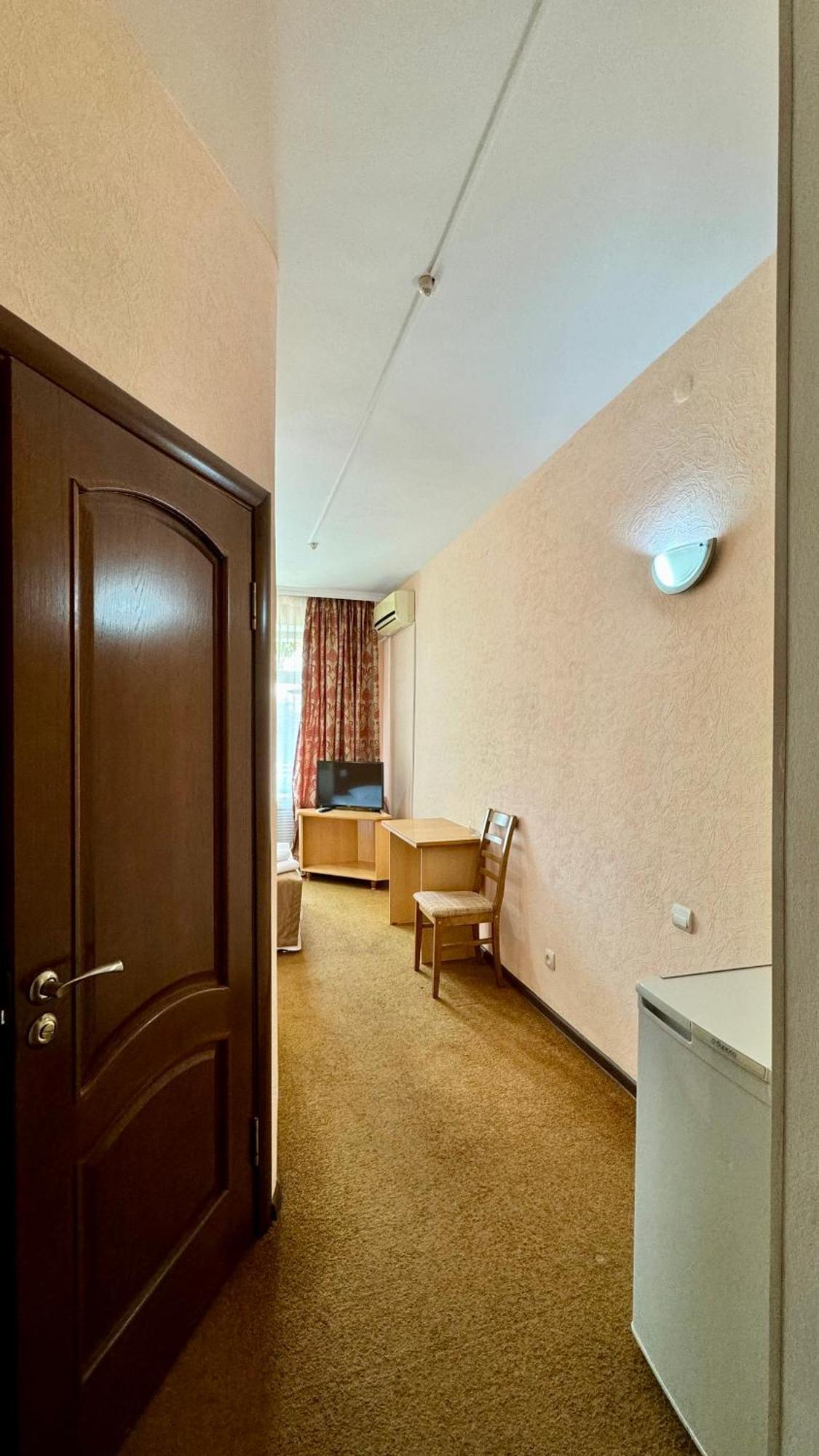 Hotel Zhambyl タラズ エクステリア 写真