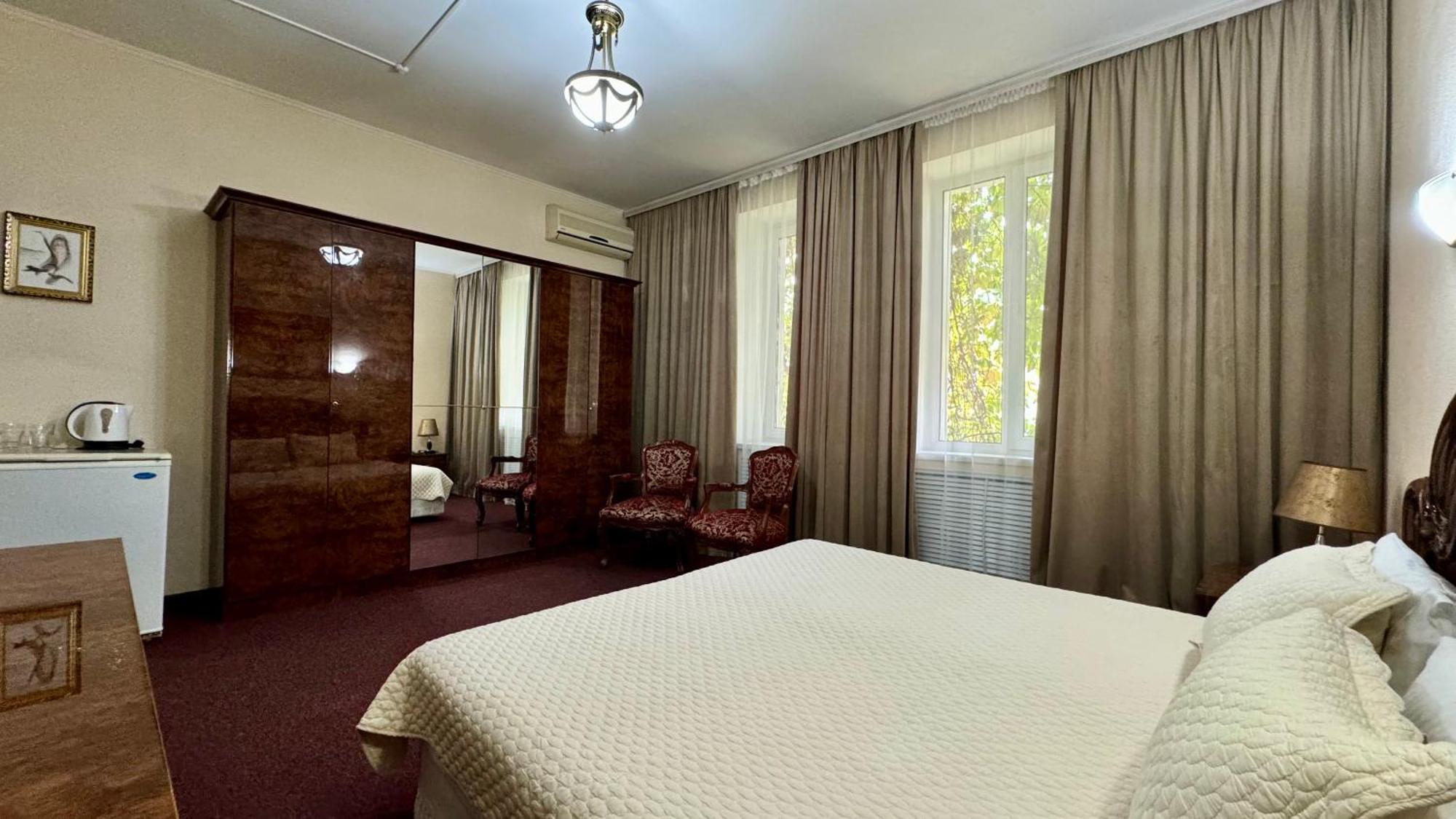 Hotel Zhambyl タラズ エクステリア 写真