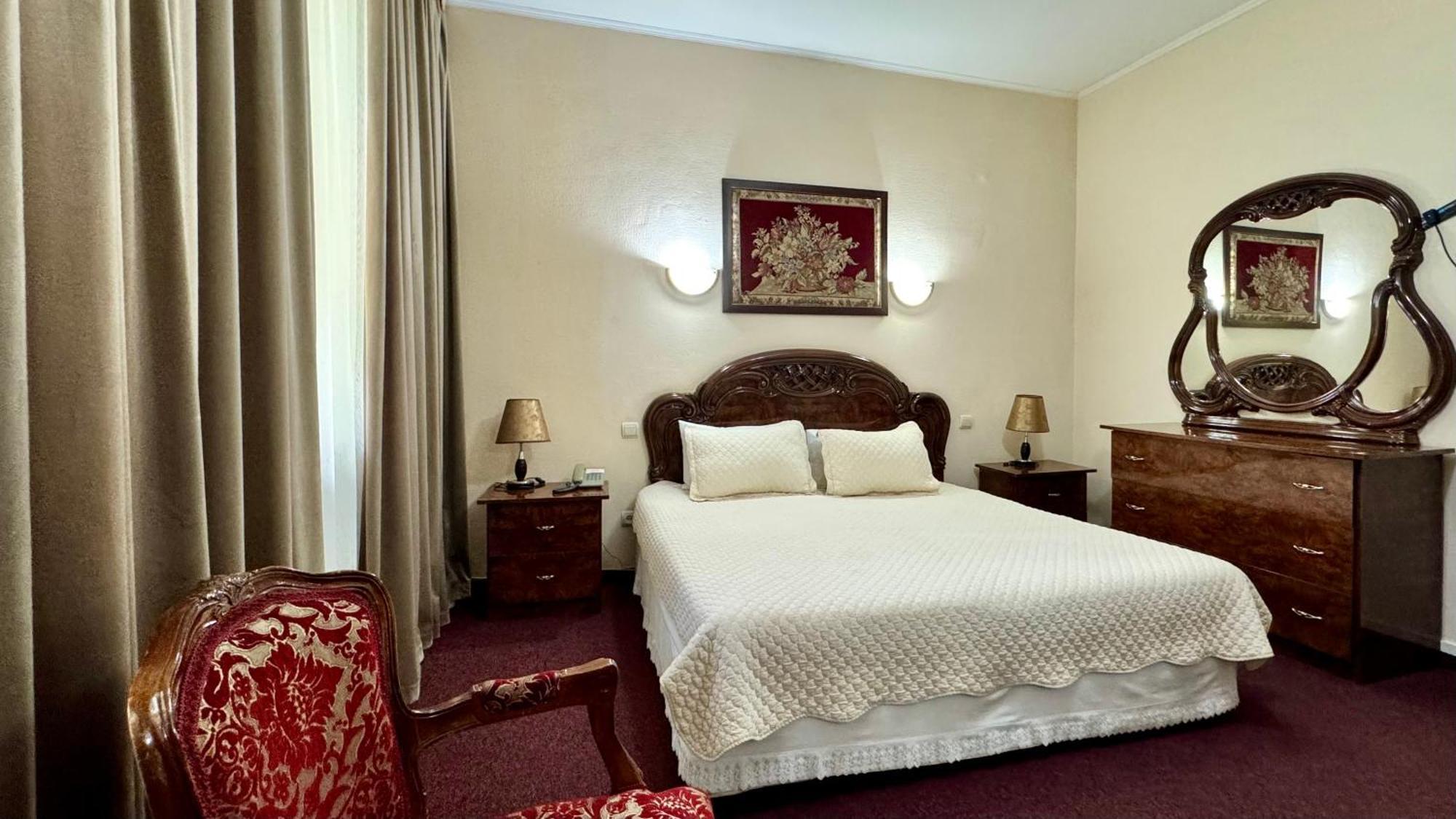 Hotel Zhambyl タラズ エクステリア 写真