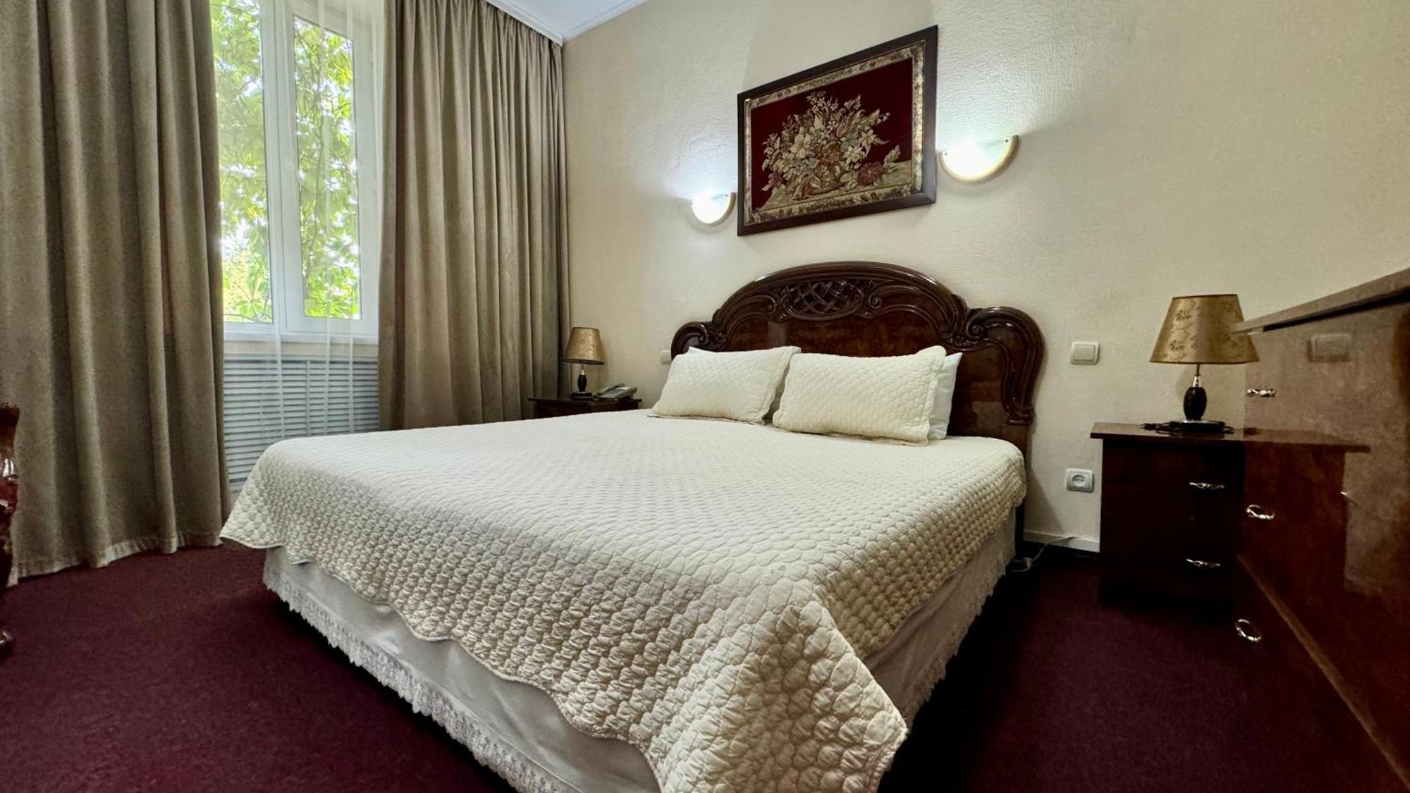 Hotel Zhambyl タラズ エクステリア 写真